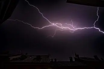 Maltempo in Calabria, allerta gialla domenica per temporali e rischio idrogeologico diffuso\n