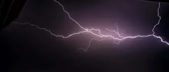 Maltempo in Calabria, allerta gialla domenica per temporali e rischio idrogeologico diffuso\n