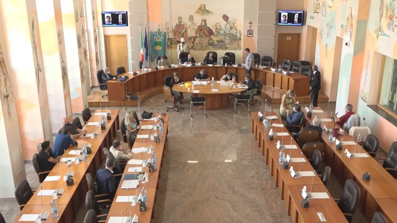 Cosenza, altro scatto per le indennità di sindaco, giunta e presidente del Consiglio