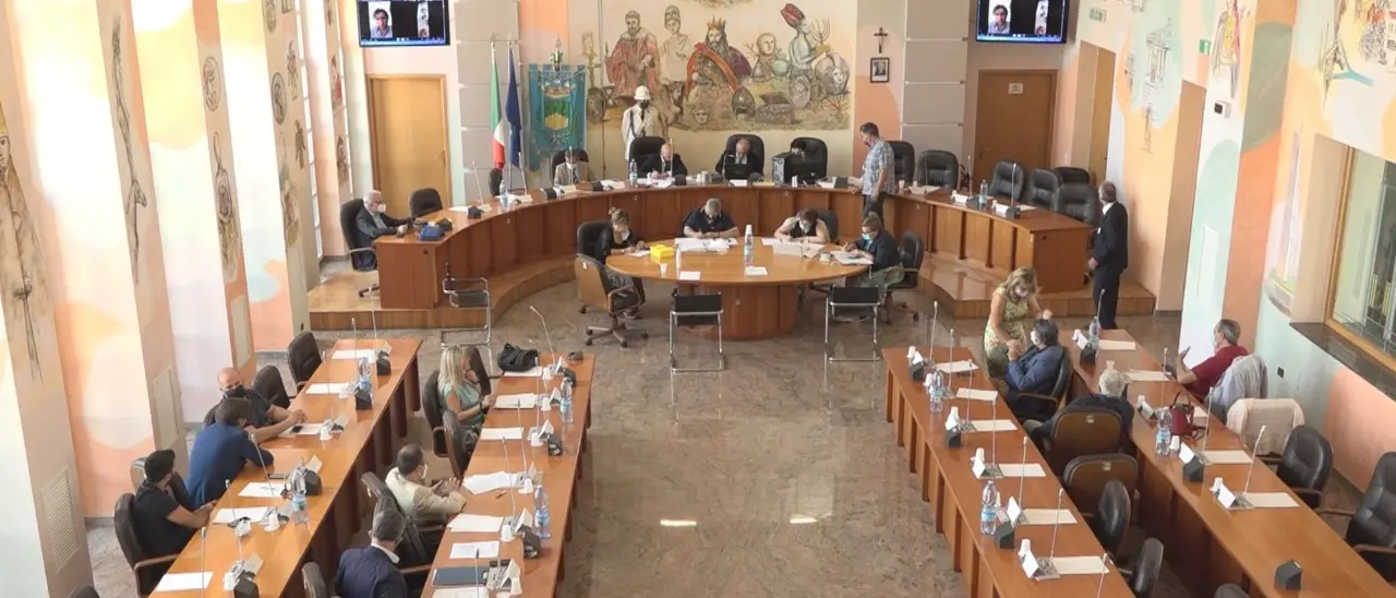 Cosenza, altro scatto per le indennità di sindaco, giunta e presidente del Consiglio