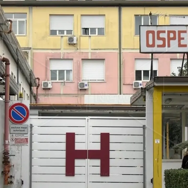 Minaccia di darsi fuoco cospargendosi di benzina davanti davanti al reparto di Ortopedia, tragedia sfiorata a Vibo\n