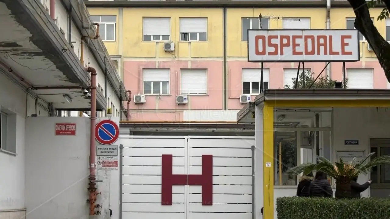 Minaccia di darsi fuoco cospargendosi di benzina davanti davanti al reparto di Ortopedia, tragedia sfiorata a Vibo\n