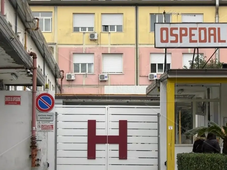 Minaccia di darsi fuoco cospargendosi di benzina davanti davanti al reparto di Ortopedia, tragedia sfiorata a Vibo