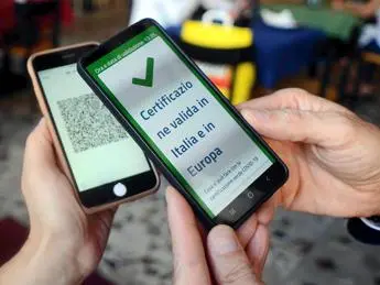 Green pass, verso estensione a statali e aziende. In arrivo terza dose ai fragili