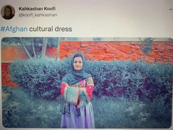 Afghanistan, donne sfidano talebani: foto social con abiti colorati