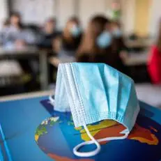 Scuola, Andreoni: \"Bene test salivari ma tenere mascherina\"