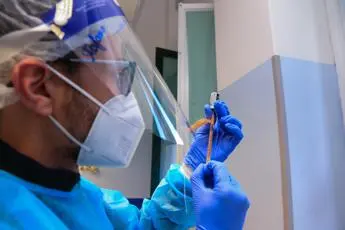 Terza dose vaccino, Pregliasco: \"Ok per essere pronti contro colpo coda virus\"