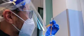 Terza dose vaccino, Pregliasco: \"Ok per essere pronti contro colpo coda virus\"