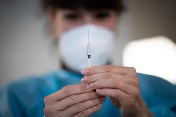 Terza dose vaccino, Aifa dà l'ok: si parte da più fragili