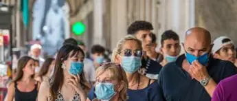 Covid oggi Italia, da 17 a 3 le regioni a rischio moderato