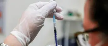 Vaccino Covid, Aifa: \"91.360 sospette reazioni avverse su 76,5 mln dosi\"