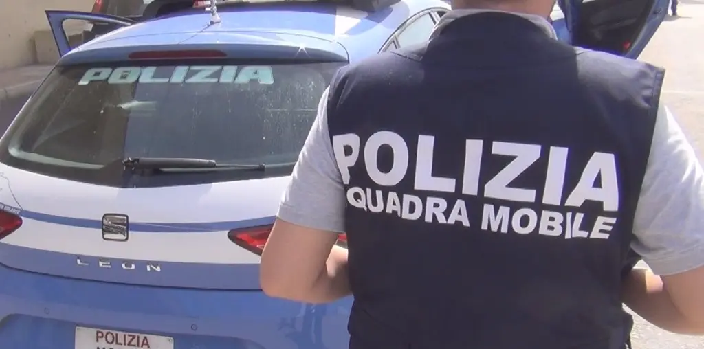 Cosenza, arrestato minorenne per spaccio e detenzione di armi rubate