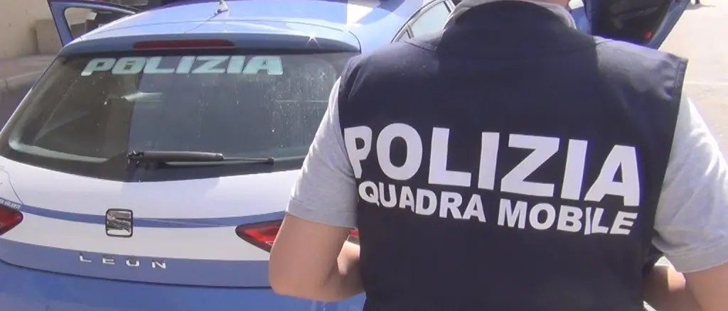Cosenza, arrestato minorenne per spaccio e detenzione di armi rubate