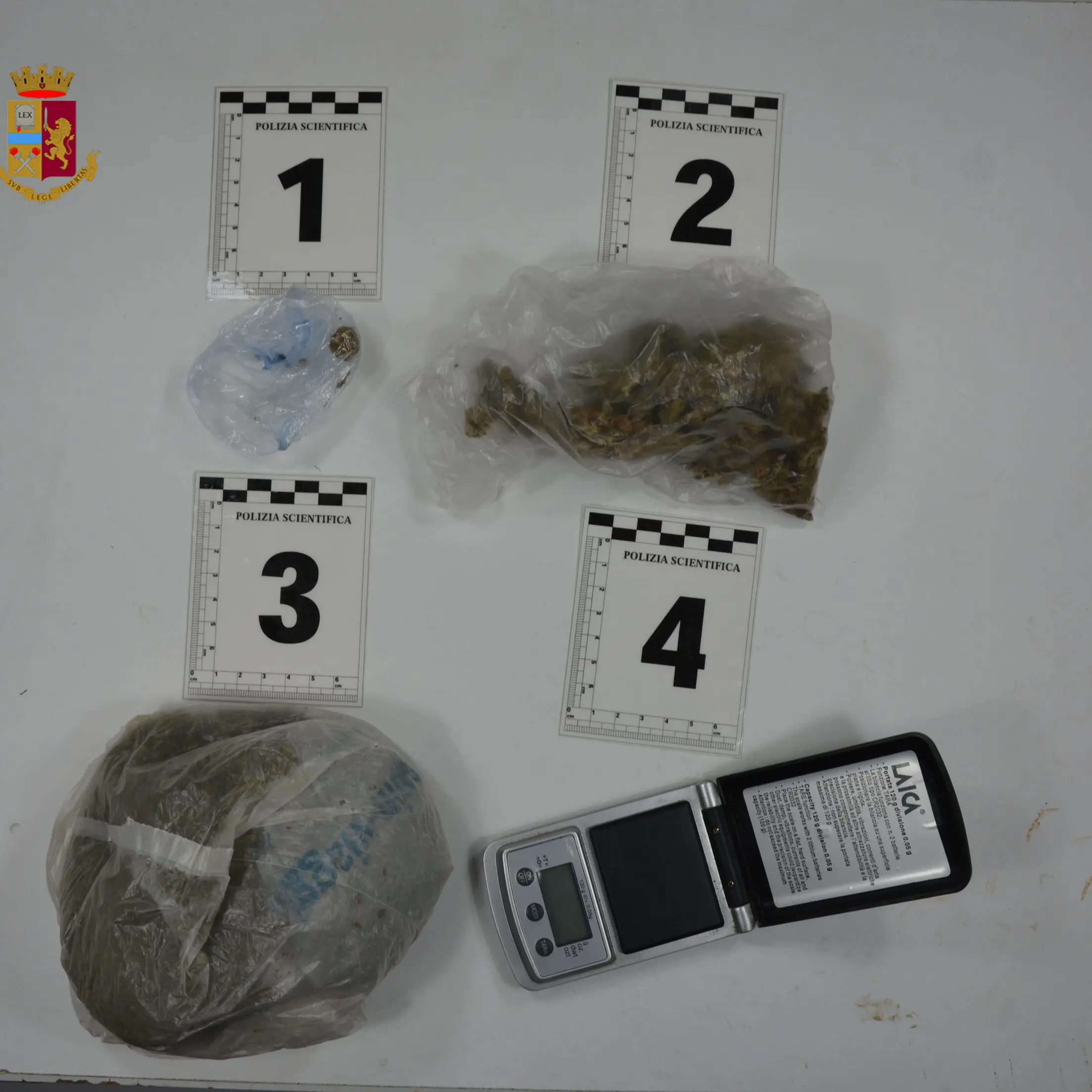 Cosenza, chiuso bar abusivo nel centro storico: trovata anche droga