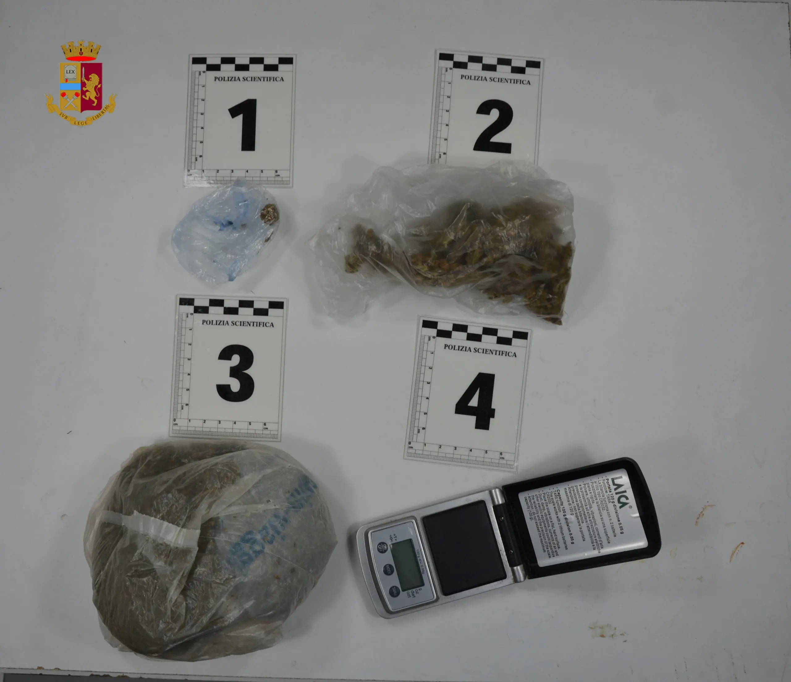 Cosenza, chiuso bar abusivo nel centro storico: trovata anche droga