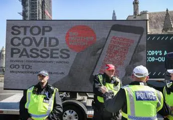Covid Gb, Londra ci ripensa: no al Green pass