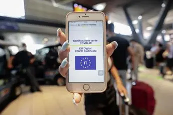 Green pass, Pregliasco: \"Marcia indietro Gb è rischio\"