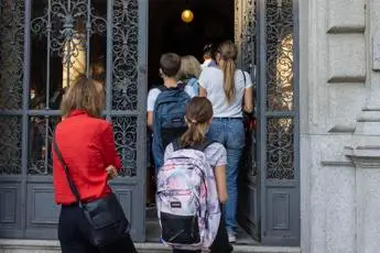 Covid e scuola, Bassetti: \"Grazie a vaccino circolerà meno\"