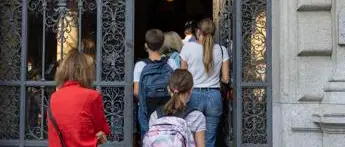 Covid e scuola, Bassetti: \"Grazie a vaccino circolerà meno\"