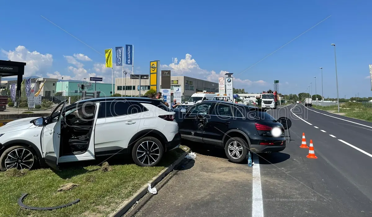 Rende, auto si ribalta vicino a un semaforo: conducente illeso