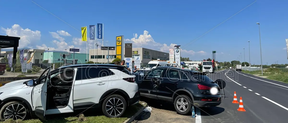 Rende, auto si ribalta vicino a un semaforo: conducente illeso