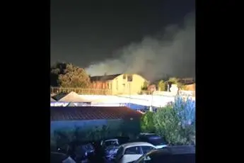 Roma, incendio ex fabbrica Penicillina a San Basilio - Video