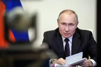 Covid, Putin in autoisolamento: contagi nell'entourage