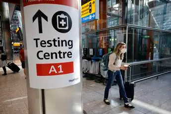Covid oggi Gb, il piano: poche restrizioni e terza dose ai fragili