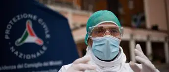 Covid, virologo Tarro: 'Mascherine solo per positivi e sanitari'