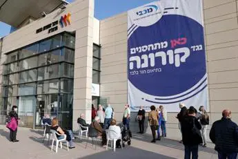 Terza dose vaccino covid, anticorpi 10 volte più numerosi: dati Israele