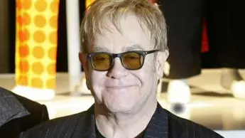 Brutta caduta per Elton John, tour rinviato