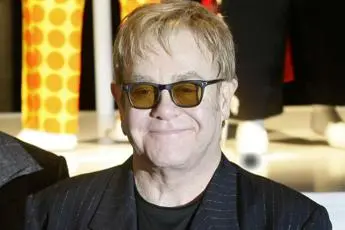 Brutta caduta per Elton John, tour rinviato