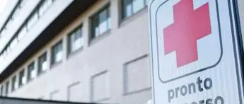 Roma, aggredito alle spalle al parco: donna gli morde un orecchio