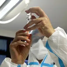 AstraZeneca e trombosi rare, Ema: \"No fattori rischio specifici, seconda dose sicura\"