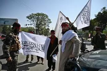 Afghanistan, talebani riaprono scuole ma solo per maschi