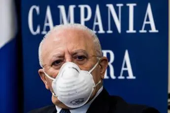 Green pass obbligatorio, De Luca: \"Tampone gratuito per chi non si vaccina è follia\"
