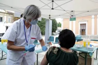 Vaccino Covid, Speranza: \"Aumento significativo delle prime dosi\"