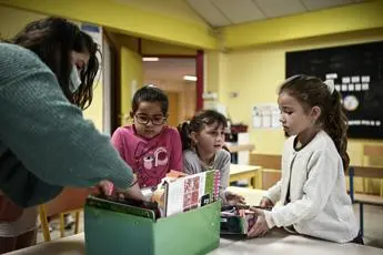 Covid Francia, via mascherine nel 50% delle scuole