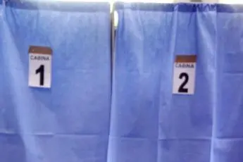 Elezioni Napoli, candidato di Bassolino pubblica foto scattata in cabina