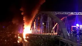 Notte di fuoco a Roma, incendio sul 'Ponte di ferro'