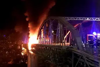Notte di fuoco a Roma, incendio sul 'Ponte di ferro'