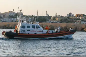 Migranti, 12 sbarchi nella notte a Lampedusa