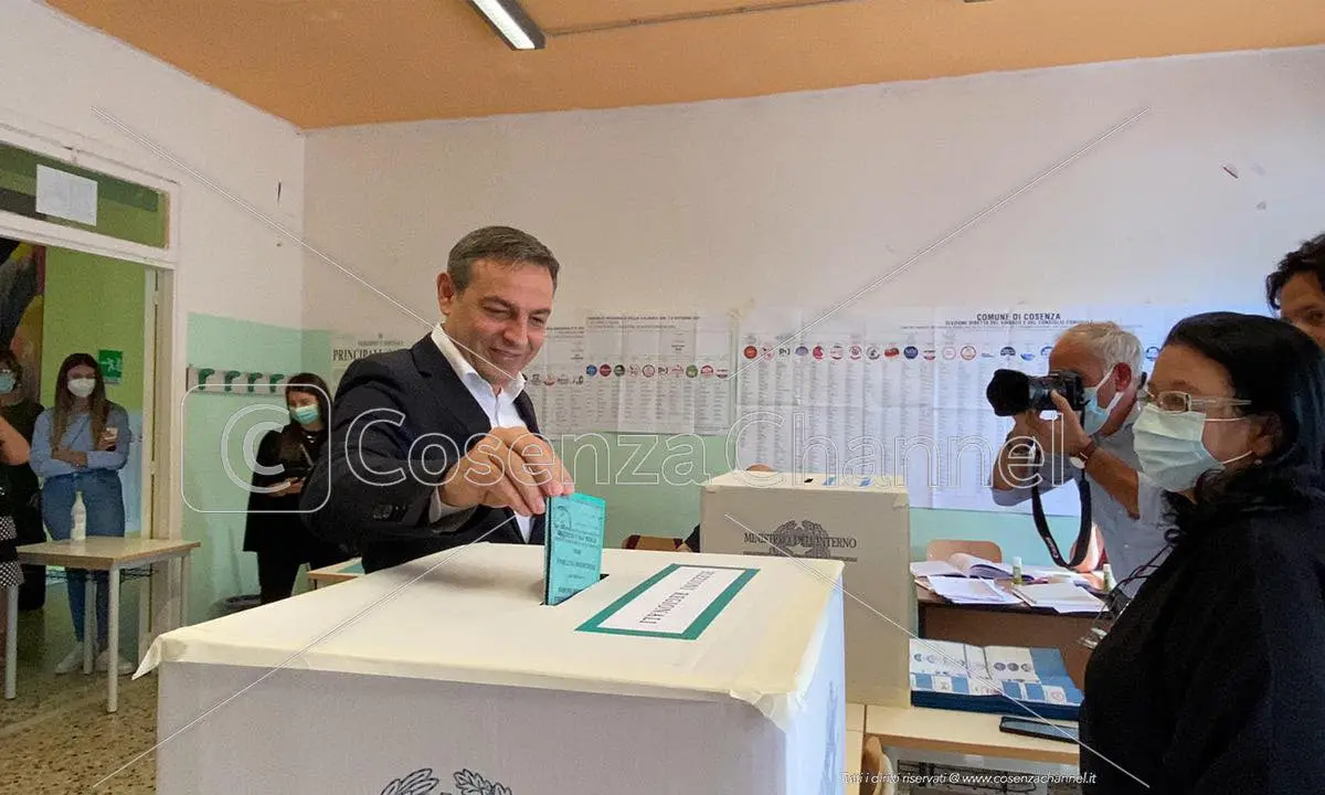 Francesco Caruso, le liste a sostegno prendono quasi il 6% in più di lui