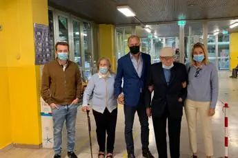 Elezioni Torino, Damilano al seggio con genitori e figli