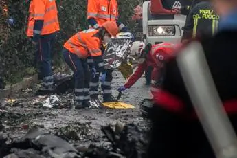 Aereo caduto a Milano, pm: \"Impatto molto violento, recupero salme difficile\"