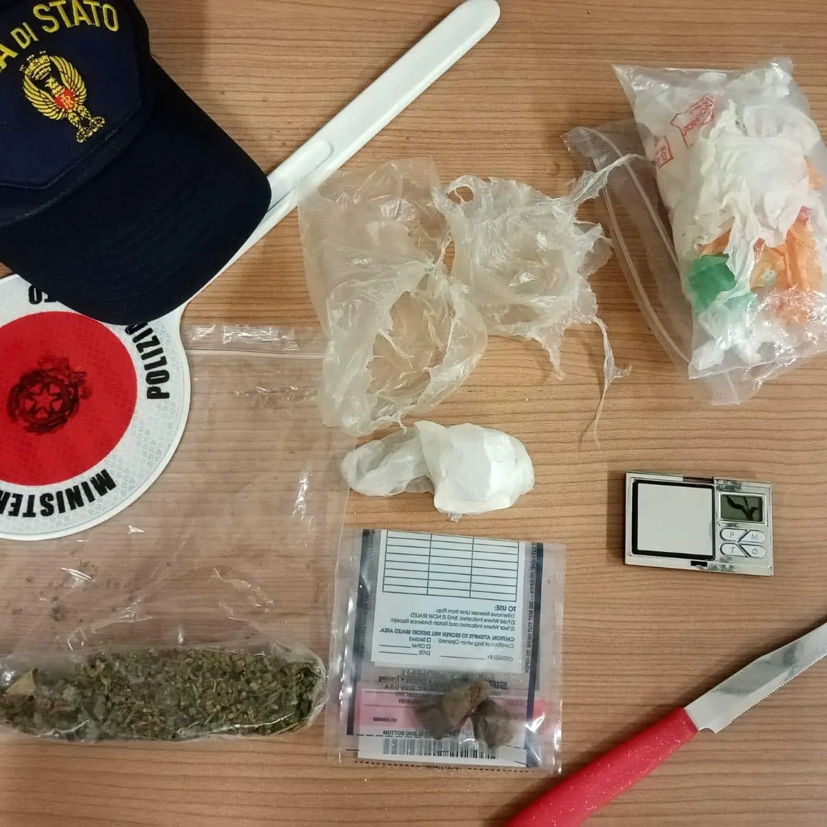 Cosenza, 24enne getta dalla finestra green pass e 30 grammi di cocaina: arrestato