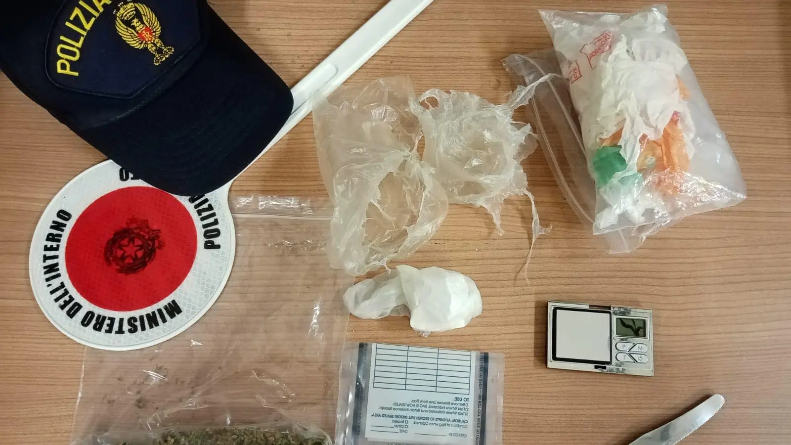 Cosenza, 24enne getta dalla finestra green pass e 30 grammi di cocaina: arrestato