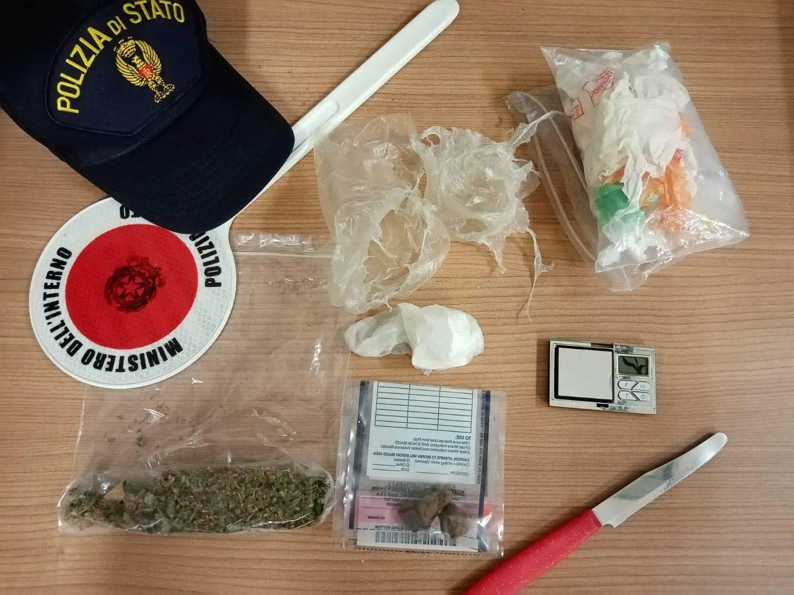 Cosenza, 24enne getta dalla finestra green pass e 30 grammi di cocaina: arrestato