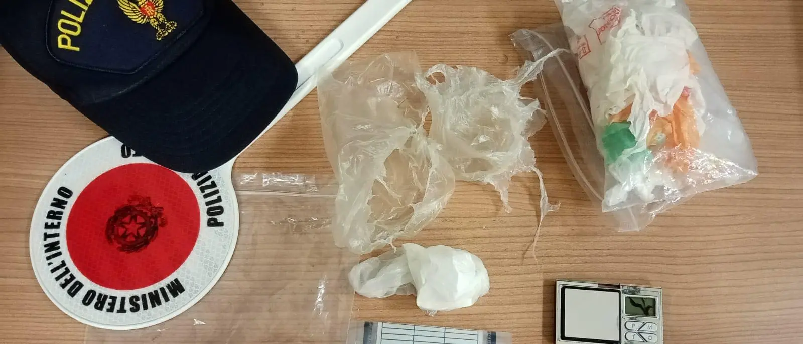 Cosenza, 24enne getta dalla finestra green pass e 30 grammi di cocaina: arrestato