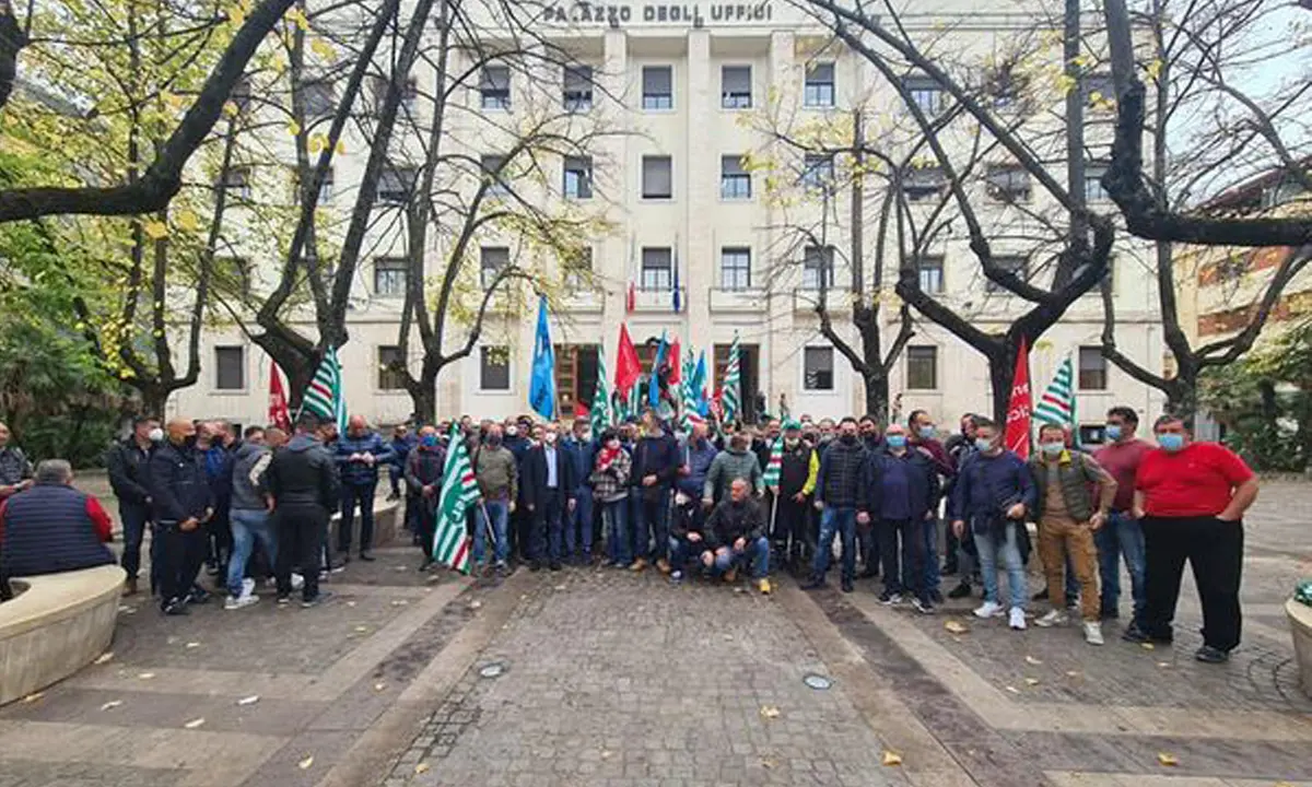 «Gli operatori ecologici meritano rispetto»: la protesta del settore ambientale